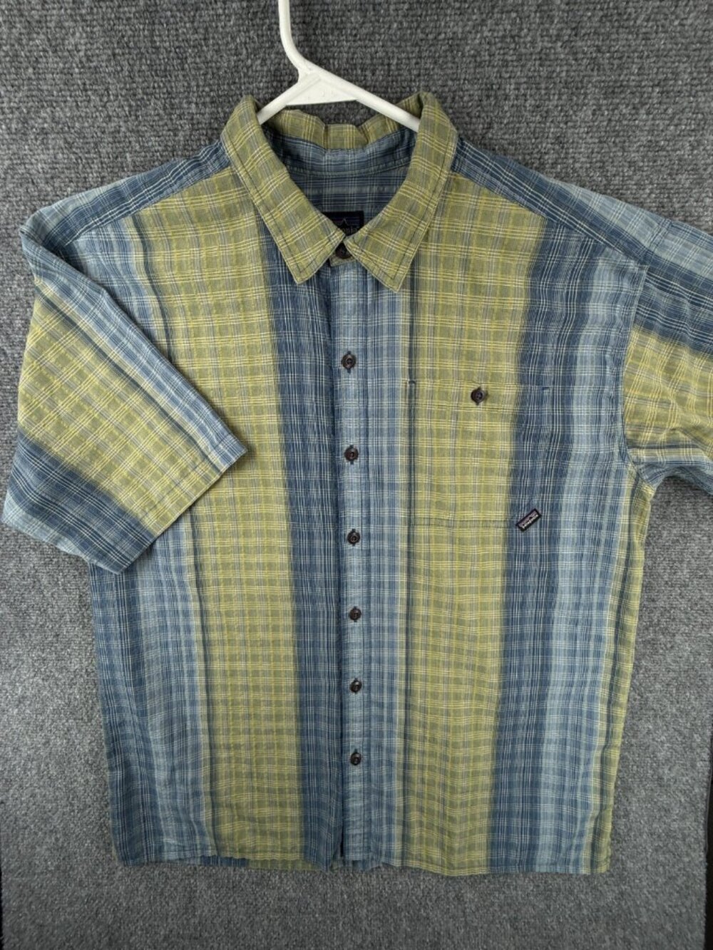 Patagonia Men Large Short Sleeve Button Up Shirt Green Blue Plaid Poly Cotton